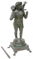 CDL-4014 - Lampadaire figuré : criophorebronzeTPQ : 1 - TAQ : 100Luminaire formé d'une statue tenant un lampadaire, et posée sur un socle à pattes de fauve. Berger nu, vêtu d'une seule débride jetée en travers de la poitrine, portant un agneau sur ses épaules.