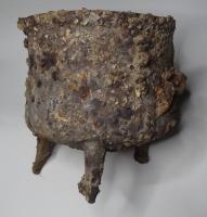 CHD-7001 - Pot tripode en fonteferPot en fome de sac, posé sur trois pieds coulés avec le vase : chaudron ou pot à cuire.