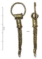 CHE-3004 - Chaînette tresséeorChaînette tressée, terminée par une douille fixée à un anneau. Probable élément de parure.