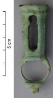 CHL-8003 - ChandelierbronzeTPQ : 1450 - TAQ : 1550Chandelier dont la tige se réduit à une bague transversale, avant la bobèche facettée, de section octogonale, équipée de fentes latérales pour permettre le réglage de la chandelle. Le chandelier était porté passé sur un doigt.