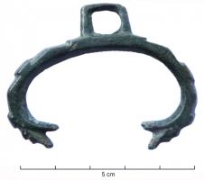 CLA-8006 - ClavendierbronzeTPQ : 1300 - TAQ : 1600Objet composé d'une tige recourbée aux deux extrémités, l'une d'entre elles se terminant par une tête de dragon; d'un côté, bélière rectangulaire.