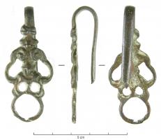 CLA-9020 - ClavendierbronzeTPQ : 1500 - TAQ : 1700Clavendier constitué de plusieurs motifs végétalisants formant des boucles ainsi qu'un anneau à la base ; au revers, long crochet rabattu vers le bas pour la suspension à la ceinture.
