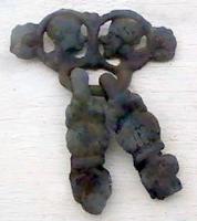 CLA-9021 - Clavendier bronzeApplique constituée de deux médaillons ajourés, avec deux têtes humaines se faisant face; bélière à la base, à laquelle peuvenet se greffer deux attaches à rivet.