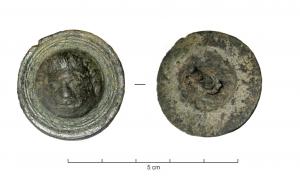 CLD-4062 - Clou décoratif : tête sur un disquebronzeClou décoratif entièrement en bronze, en forme de phalère circulaire au centre de laquelle se détache un visage d'enfant, coulé dans la masse.