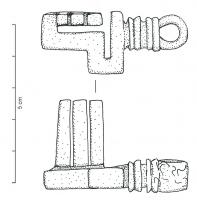 CLE-4119 - Clé à translationbronzeTPQ : 1 - TAQ : 300Clé à manche court, constitué de moulures resserrées et d'un anneau de suspension terminal; la tige suit deux décrochements successif avant de revenir vers le manche pour former le panneton à dents.