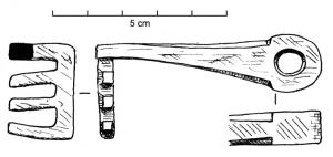 CLE-4154 - Clé à translationbronzeTPQ : 1 - TAQ : 400Clé à translation ; le manche de section aplatie est percé d'un trou à l'extrémité, qui est généralement arrondie mais peut former un angle au-dessus de l'anneau ; le panneton est perpendiculaire au manche ; les découpes des dents sont adaptées au dispositif symétrique du pêne de la serrure.