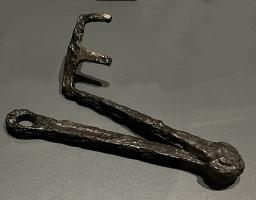 CLE-4194 - Clé pliante, à translationferTPQ : -30 - TAQ : 400Clé à manche pliant (articulé à mi-longueur par une charnière); le panneton est placé à angle droit avec les dents tournées vers l'extrémité proximale.