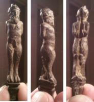 CNF-4050 - Canif : Panfer, bronzeCanif dont le manche représente le dieu Pan, debout, reconnaissable à ses pattes de capridé, ses jambes velues, son visage allongé et émacié, avec deux cornes au-dessus du front.