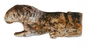 CNF-4052 - Canif : lion couchéivoire, ferCanif dont le manche sculpté figure un lion couché, émergeant d'un fleuron.