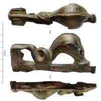CNF-4076 - Canif (?) : monstre marinfer, bronzeManche (de canif ?) en forme de monstre marin (dauphin à corps de serpent, enroulé sur lui-même) sur une gaine conservant des traces de fer (lame ?).