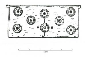 COF-4002 - Coffret à compartiments - ososTPQ : 1 - TAQ : 300Coffret parallélépipédique, composé de plaques collées, avec 4 ou 5 compartiments séparés par des cloisons verticales, et protégés par des couvercles pleins, souvent ornés de bordures incisées, plus rarement d'ocelles, articulés sur deux ergots, avec de petites anses de préhension en alliage cuivreux. L'ensemble est généralement protégé par un couvercle externe, coulissant dans des glissières.