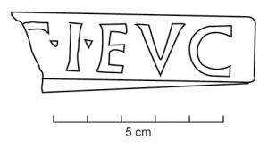 COV-4139 - Tuile estampillée C.I.EVCterre cuiteTPQ : -30 - TAQ : 1Tuile estampillée C.I.EVC, dans un cartouche rectangulaire.
