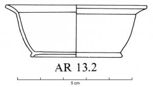 CPE-4065 - Coupe AR 13.2verreCoupe basse en verre pressé, panse oblique, bord droit mais évasé ; le vase repose sur un anneau en léger débord.