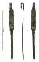 CPO-3002 - Coupe-onglebronzeUstensile de toilette constitué d'une lame en bronze à pointe bifide (fente pour couper l'ongle), au sommet recourbé en forme de crochet à extrémité zoomorphe. Sur les faces planes, des incisions transversales peuvent fournir une lime à ongles.