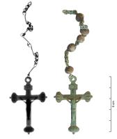 CRF-9033 - Croix à branches couronnéescuivreCroix composite avec un christ soudé. Les branches sont terminées par des motifs de couronnes (de type royal en héraldique). 