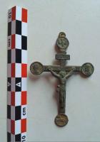 CRF-9035 - Crucifix Souvenir de la MissionbronzeCrucifix aux extrémités circulaires et au Christ mort au modelé moyen souvent allongé mais non filiforme.
Les objets présentent des variations de taille ou de décor mais ils se caractérisent par la présence d'un Titulus Crucis au-dessus de la tête du Crist et prenant la forme d'une cartouche avec l'inscription INRI (Iesus Nazarenus Rex Iudeorum).
Les objets les mieux conservés présentent régulièrement l'inscription au dos (ou une variante) : Souvenir de la mission.
Les cartouches circulaires aux extrémités des bras présentent des décors souvent répartis ce la manière suivant : un oiseau en haut (Saint-Esprit), des portraits à gauche et droite (souvent Christ et Vierge), un symbole du sacrifice du Christ en bas (agneau sur l'autel, croix, etc.)