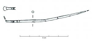 CRO-5008 - Cure-oreille à décor incisé - gr. 3bronzeInstrument doté d'une tige lisse, effilée d'un côté et comportant à l'extrémité opposée une extrémité aplatie ou légèrement creuse, oblique par rapport à la tige. La caractéristique principale du groupe est son décor incisé, présent de l'attache du cuilleron jusqu'à environ un tiers de l'instrument.
