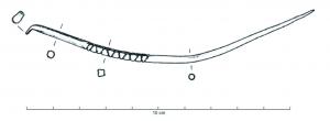 CRO-5010 - Cure-oreille à portion de section carrée et décor incisé - gr. 4bronzeInstrument doté d'une tige lisse, effilée d'un côté et comportant à l'extrémité opposée une extrémité aplatie ou légèrement creuse, oblique par rapport à la tige. La caractéristique principale du groupe est son décor incisé, présent de l'attache du cuilleron jusqu'à environ un tiers de l'instrument.