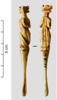 CRO-7001 - Cure-oreille à manche figuréosObjet sculpté dont la partie sommitale a la forme d'un personnage en pied, drapé dans un long vêtement et posé sur un socle; l'extrémité distale est renflée en forme de goutte, et creusée d'une cupule creusée sur une face.