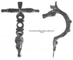 CRU-3019 - Cruche à anse ajouréebronzeTPQ : -75 - TAQ : -30Cruche de forme inconnue, dont l'anse se compose d'une succession de trois anneaux reliés par des moulures; le sommet encadre l'encolure, étant percé, comme l'attache inférieure, de trous qui ont pu service à des fixations rivetées.