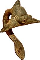 CRU-4040 - Cruche (?)bronzeCruche (?) dont l'anse légèrement surélevée, marquée à l'embouchure d'une tête joufllue, accostée de deux têtes d'anatidés, forme une courbe très prononcée et vient se fixer sous l'épaulement, presque horizontal.