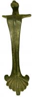 CRU-4043 - CruchebronzeAnse rubannée, nervurée, à poucier foliacé et deux ergots épousant la forme du col, terminée par une attache inférieure en forme de palmette.