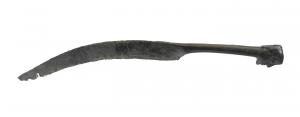 CTO-1060 - Couteau à manche figurébronzeCouteau à lame étroite, coulée avec le manche en forme de soie fine, terminée par un  pommeau en forme de tête d'un homme barbu. 