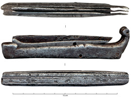 CTO-9007 - Couteau pliant à 2 outilsferCouteau pliant à deux outils : une lame pointue à dos droit et un cure-pipe (ou poinçon), tous deux encochés et maintenus en place par des lamelles-ressorts rivetées entre 3 flasques recourbées en volute à leur extrémité ; petit décor d'incisions transversales.