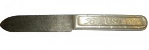 CTO-9017 - Couteau américainaluminiumCouteau entièrement en aluminium, lame courte et large; manche massif avec une dépression de chaque côté, inscriptions coulées en relief : U.S. ; et sur l'autre face, L.F&C / 1917. Variante avec un canon sur la face avec U.S. et au revers, F.A.B. 88 ID IOWA.