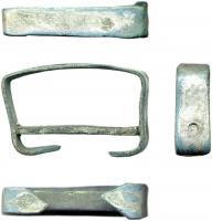 CTR-7004 - Passant de ceinturebronzeBoucle trapézoïdale de section quadrangulaire, refermée d'un côté par une barre de section  circulaire rivetée dans le cadre, prolongée de l'autre côté par deux ergots repliés vers l'intérieur.