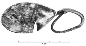 CUI-4013 - Cochlear à cuilleron ovoïde, décor au brunissoirargentCochlear à cuilleron en forme de goutte, avec un décrochement par rapport au manche effilé, marqué par une spirale ; à l'intérieur du cuilleron, décor au brunissoir, en forme de feuilles.