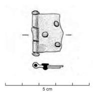 CUS-4019 - Charnière scapulaire de cuirasse segmentée type KalkriesebronzeTPQ : -10 - TAQ : 43Articulation constituée de deux plaques munies de trois ou quatre rivets de fixation et reliées entre les par une charnière simple. L'extrémité des plaques se terminent en pointe ou sont légèrement bilobées.