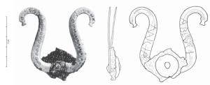 CUS-4027 - Agrafe de cotte de maillebronze, ferAttaches en S avec une branche plate d'un côté, légèrement bombée de l'autre, se terminant par une tête d'animal stylisé palmipède. Chaque branche est décorée d'ocelles.