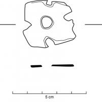 CUS-8002 - Plate d'armure : carré avec encocheferTPQ : 1500 - TAQ : 1650Plaque en fer de forme carrée avec une perforation centrale et parfois des encoches latérales centrées.