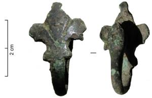 DMC-9017 - Agrafe de demi-ceintbronzeTPQ : 1500 - TAQ : 1700Agrafe de demi-ceint, en forme de fleur de lis, prolongée à sa base par une tige, venant se riveter au dos.