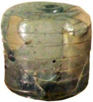 ENC-4006 - EncrierverreEncrier cylindrique soufflé, en verre naturel, col rétréci à lèvre en bourrelet ; décor de filets concentriques sur la panse.