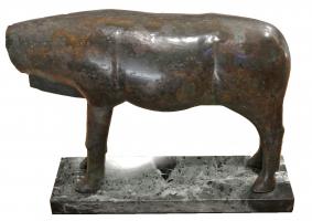 ENS-3001 - Enseigne gauloise : bovinbronzeEnseigne en tôle chaudronnée, figurant un animal debout, selon les canons esthétiques de l'époque de l'indépendance.