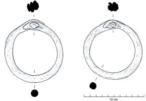 ENT-3001 - Entrave de type SanzenoferTPQ : -200 - TAQ : 1Robuste anneau en fer, de section ronde, à extrémités rivetées à chaud ; ces anneaux étaient portés aux chevilles.