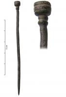 EPG-1052 - Épingle à tête cylindriquebronzeEpingle à tête cylindrique courte, creusée d'un filet et soulignée d'une moulure au sommet de la tige.