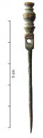 EPG-2001 - ÉpinglebronzeEpingle courte, au sommet mouluré, percé à la base de la tête d'une perforation circulaire transversale.