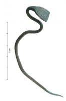 EPG-2032 - Epingle à tête en col de cygnebronzeEpingle dont la tête formant un col de cygne se termine par une palette aplatie, ornée d'incisions croisées.