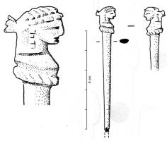 EPG-4131 - Épingle à busteosEpingle au fût tronconique, dont le sommet est sculpté en forme de tête féminine caractéristique : les cheveux sont ceints d'un bandeau, retenant un chignon et laissant deux mèches retomber sur les tempes ; le cou est tronconique et généralement posé sur une collerette ornée d'incisions obliques.