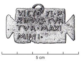 EVO-4016 - Ex-voto sur tabula ansataargentTPQ : 1 - TAQ : 250Ex-voto sur plaque en tôle d'argent accostée de queues d'aronde (tabula ansata).