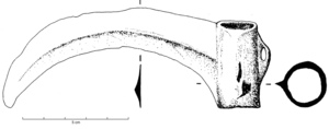 FCL-1006 - Faucille à douillebronzeFaucille à lame courte, arquée, avec une moulure médiane sur la seule face externe ; manche à douille formant un angle obtus avec le tranchant, et pourvu d'un œillet externe.