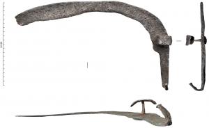 FCL-3001 - FaucilleferFaucille dont le manche unilatéral en bois était maintenu par deux demi-bagues : l'une au départ de la soie, maintenue par un rivet, l'autre fixée sur l'extrémité de la soie  repliée et rivetée.