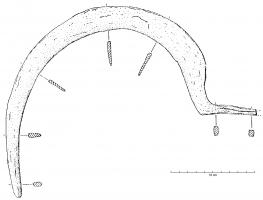 FCL-5001 - FaucilleferTPQ : 500 - TAQ : 800Faucille à soie ; lame plate (sans nervure), formant un cercle qui dépasse parfois très nettement l'axe indiqué par le manche; la courbure de la lame est moins prononcée à la pointe.