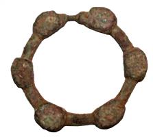 FER-7014 - FermailbronzeFermail constitué d'un anneau interrompu par 6 bulbes aplatis ; étranglement à l'emplacement de l'ardillon.
