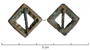 FER-7025 - Fermail losangiquebronzeFermail à ardillon mobile, en forme de carré à côtés rectilignes, décor guilloché. Ardillon passé dans un angle aminci. Revers plat.
