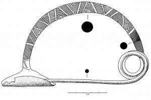FIB-1147 - Fibule italique en anse de panierbronzeTPQ : -900 - TAQ : -700Fibule en bronze à arc en demi-cercle à décor incisé; ressort unilatéral à deux spires; porte-ardillon en plaque repliée (