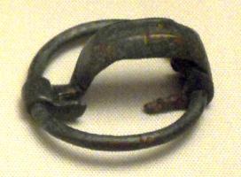 FIB-2541 - Fibule annulaire hispaniquebronzeFibule à arc coulé, trapu.